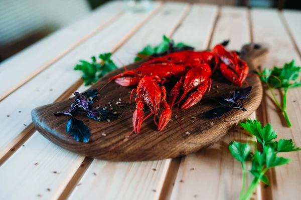 Kerevit kırmızı mutfak tahtası fesleğen dereotu ile haşlanmış