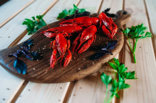 Cangrejo Rojo Cocido Una Tabla Cocina Con Eneldo Albahaca Con — Foto de Stock