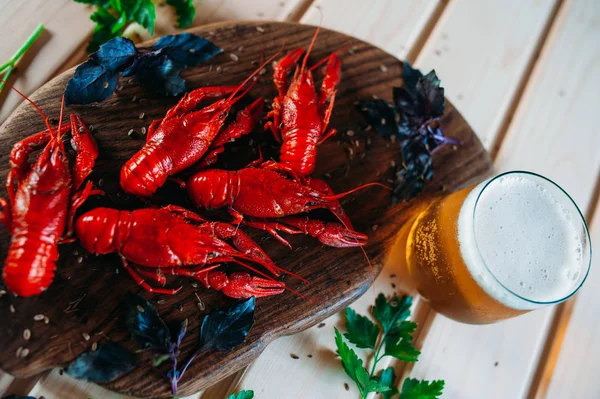 小龙虾红煮在厨房板上用罗勒莳萝与一杯啤酒 — 图库照片