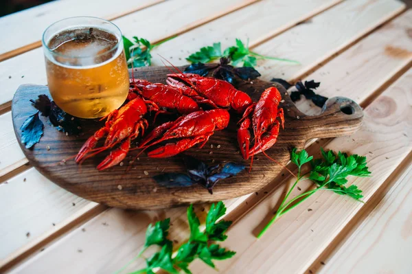 Cangrejo Rojo Cocido Una Tabla Cocina Con Eneldo Albahaca Con — Foto de Stock