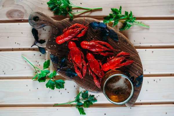 Kerevit kırmızı mutfak tahtası fesleğen dereotu ile bir bardak bira ile haşlanmış