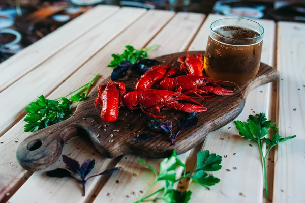 Rode Rivierkreeft Gekookt Een Bord Van Keuken Met Basilicum Dille — Stockfoto