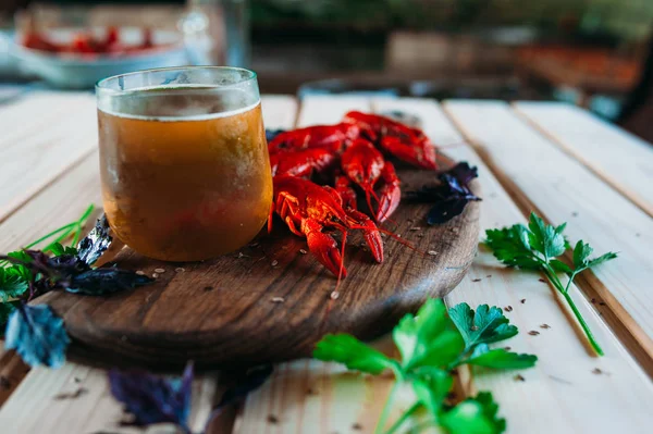 Cangrejo Rojo Cocido Una Tabla Cocina Con Eneldo Albahaca Con — Foto de Stock