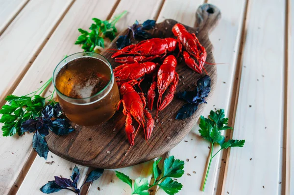 Cangrejo Rojo Cocido Una Tabla Cocina Con Eneldo Albahaca Con — Foto de Stock