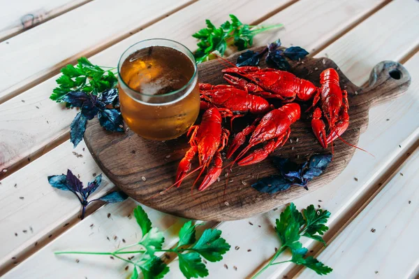 Cangrejo Rojo Cocido Una Tabla Cocina Con Eneldo Albahaca Con — Foto de Stock