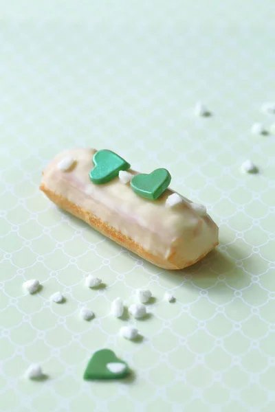 Eclairs Tradizionale Francese Con Crema Pasticcera Pistacchio Sfondo Verde Chiaro — Foto Stock