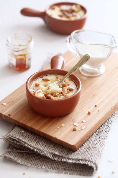 Crema Cocco Forno Con Albicocche Croccante Pentolino Tavola Legno Fondo — Foto Stock