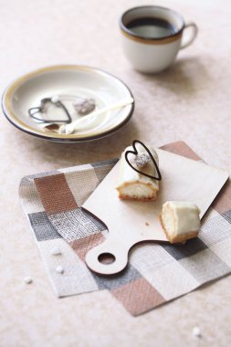 Geleneksel Fransız eklerleri ışık arka plan üzerine Marzipan Pasta krema ile. 