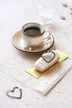 Geleneksel Fransız eklerleri ışık arka plan üzerine Marzipan Pasta krema ile. 