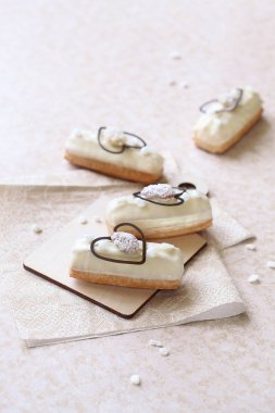 Geleneksel Fransız eklerleri ışık arka plan üzerine Marzipan Pasta krema ile. 