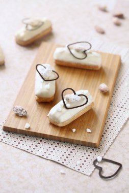 Geleneksel Fransız eklerleri ışık arka plan üzerine Marzipan Pasta krema ile. 