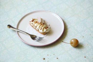 Geleneksel Fransız eklerleri ile Apple doldurma, pudra şekeri, açık yeşil renkli buzlanma ile. 