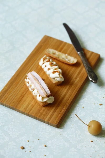 Tradizionali Eclairs Francesi Con Ripieno Mele Velo Con Zucchero Velo — Foto Stock