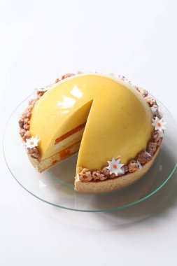 Çağdaş Mango kayısı ve beyaz zemin üzerine Hindistan cevizi Mousse kek.