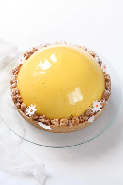 Torta Contemporanea Albicocche Mango Mousse Cocco Sfondo Bianco — Foto Stock