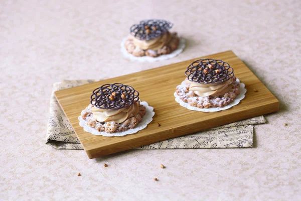 Biscotti Croccanti Con Crema Formaggio Caramello Decorativo Cioccolato Arabesco Sfondo — Foto Stock