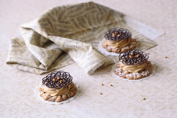 Biscoitos Com Creme Caramelo Queijo Chocolate Decorativo Arabesque Fundo Bege — Fotografia de Stock