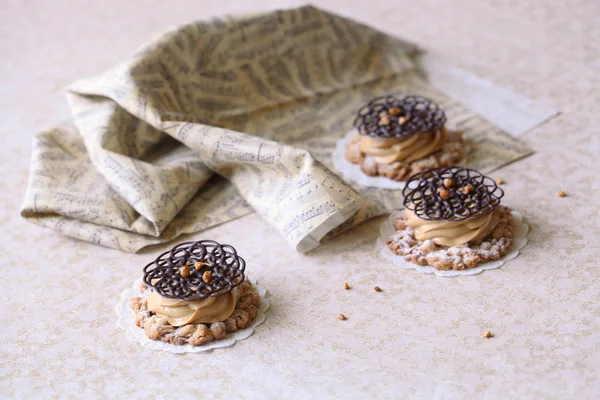 Galletas Desmenuzadas Con Queso Crema Caramelo Chocolate Decorativo Árabe Sobre —  Fotos de Stock