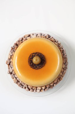 Çağdaş Apple, karamel ve beyaz zemin üzerine fındık Mousse kek.