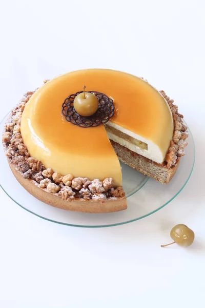 Çağdaş Apple, karamel ve beyaz zemin üzerine fındık Mousse kek.