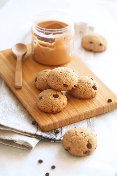 Unt Arahide Chip Ciocolată Cookie Uri Placă Lemn — Fotografie, imagine de stoc