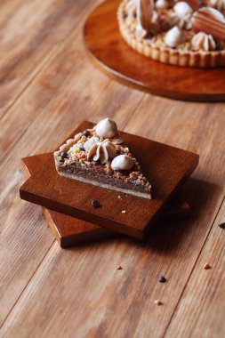 Kestane Tart Crumble tepesi ile dekore edilmiş ahşap tahta ve ahşap masa üstünde çikolata yuvarlak yüzey ile.