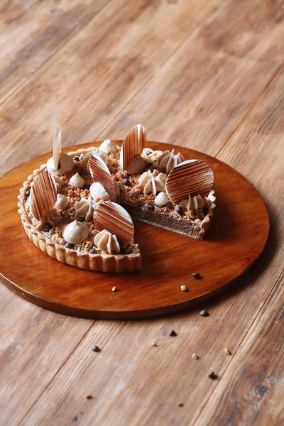 Crostata Castagne Con Croccante Decorata Con Dischi Cioccolato Tavola Legno — Foto Stock