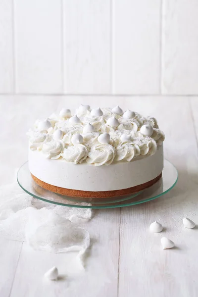 Angel's Food Cake vanilya sufle ve beyaz ahşap masa üzerinde beze Çerezler ile.