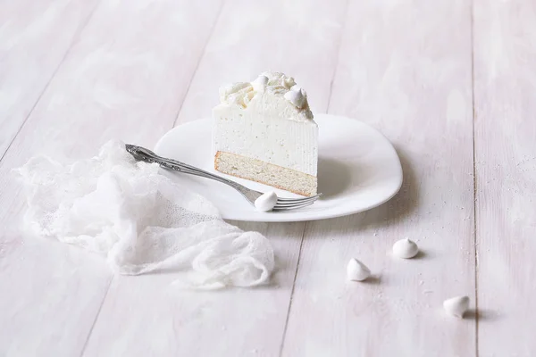 Angel Food Cake Met Vanille Souffle Meringue Cookies Witte Houten — Stockfoto