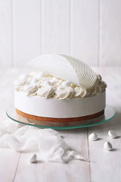 Pastel Comida Ángel Con Soufflé Vainilla Galletas Merengue Sobre Mesa — Foto de Stock