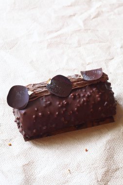 Flourless çikolata İsviçre rulo ile Chantilly krem, açık bej renkli dolu..