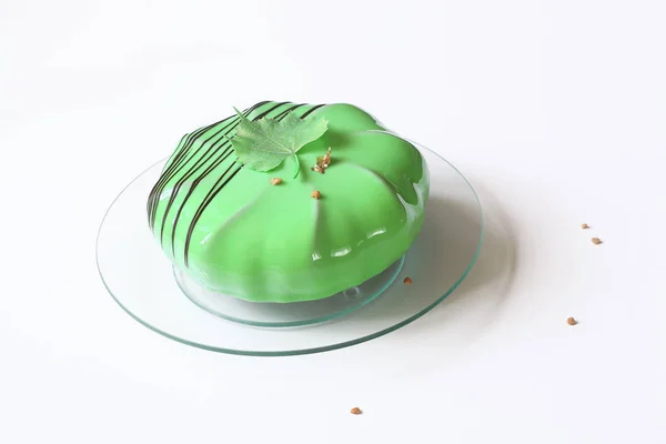 白い背景のグリーン ミラー釉薬で覆われている現代的なアーモンドのムース チョコレート ケーキ — ストック写真