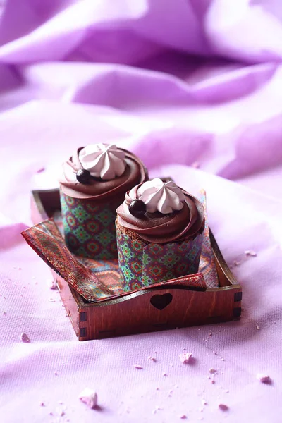 Chocolate Cupcakes Groselha Preta Uma Bandeja Madeira Pequena Fundo Roxo — Fotografia de Stock