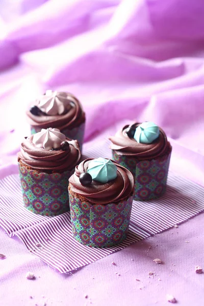 Chocolate Cupcakes Groselha Preta Fundo Roxo Claro — Fotografia de Stock