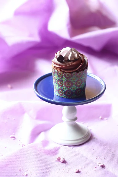 Cupcake Chocolat Noir Sur Petit Stand Gâteau Bleu Sur Fond — Photo