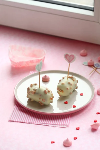 Mini Chocolate Sweets Diisi Dengan Marzipan Dihiasi Dengan Coklat Putih — Stok Foto
