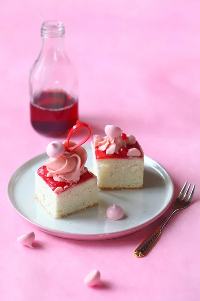 Angel Food Cake Met Rode Bessen Jam Mousseline Room Lichte — Stockfoto