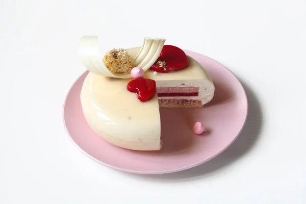Hedendaagse Gelaagde Yoghurt Mousse Cake Versierd Met Aardbei Jelly Harten — Stockfoto