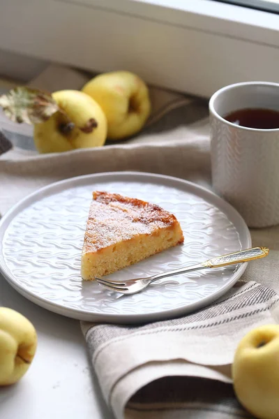 Torta Mele Capovolta Placca Grigio Chiaro — Foto Stock