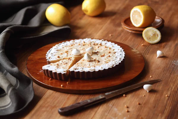 Crostata Limone Cioccolato Con Nocciole Biscotti Alla Meringa Piatto Marrone — Foto Stock