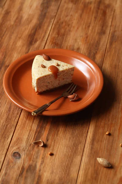 Pedaço Cheesecake Amêndoa Com Caramelo Salgado Prato Castanho Mesa Madeira — Fotografia de Stock