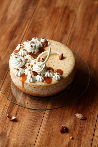 Amandel Cheesecake Versierd Met Slagroom Gezouten Karamel Ronde Transparante Cake — Stockfoto