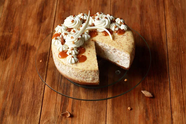 Tarta Queso Almendra Decorada Con Crema Batida Caramelo Salado Sobre — Foto de Stock