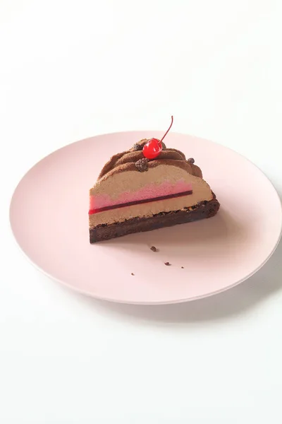 Scheibe Zeitgenössischer Schokolade Kirsch Mousse Kuchen Mit Samtspray Bedeckt Auf — Stockfoto
