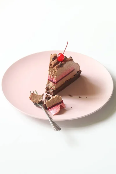 바탕에 분홍색 접시에 스프레이 초콜릿 케이크의 슬라이스 — 스톡 사진