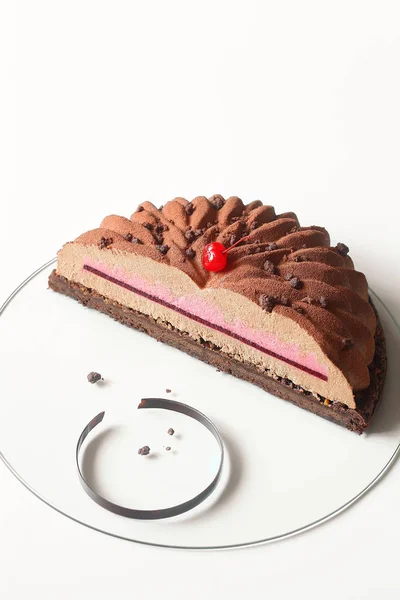 Zeitgenössische Schokolade Kirsch Mousse Kuchen Mit Samtspray Bedeckt Auf Weißem — Stockfoto