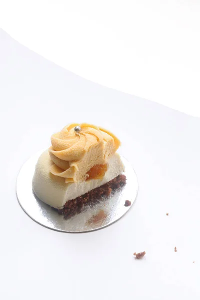 Parte Contemporary Mini Mousse Cake Con Gelatina Tropicale Sfondo Bianco — Foto Stock