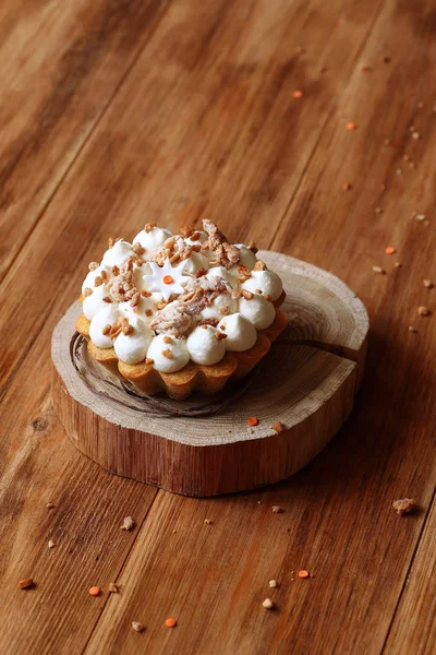 Bolo Cenoura Com Enchimento Maçã Cobertura Queijo Creme Mesa Madeira — Fotografia de Stock