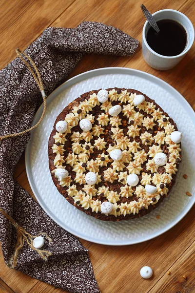 Choklad Brownie Cake Med Vispad Jord Nöts Smör Frosting Dekorerad — Stockfoto