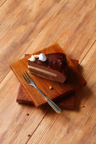 Samtida Choklad Jordnötssmör Mousse Tårta Täckt Med Choklad Glasyr Träbord — Stockfoto